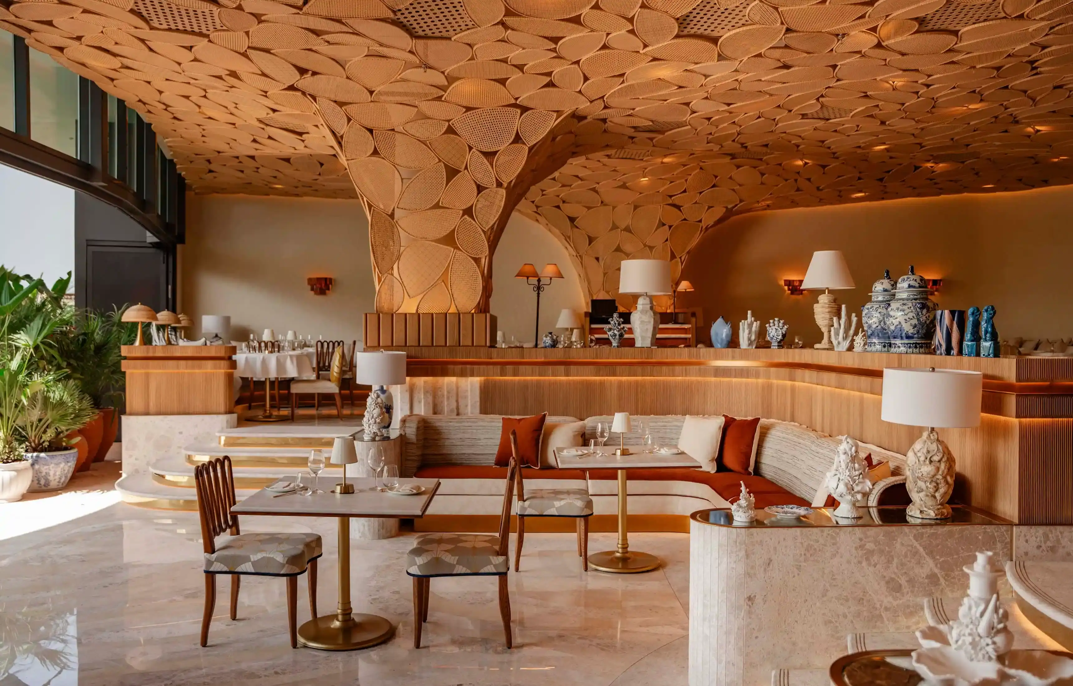Kira at Marsa Al Arab: a restaurant built on a plant that becomes transparent