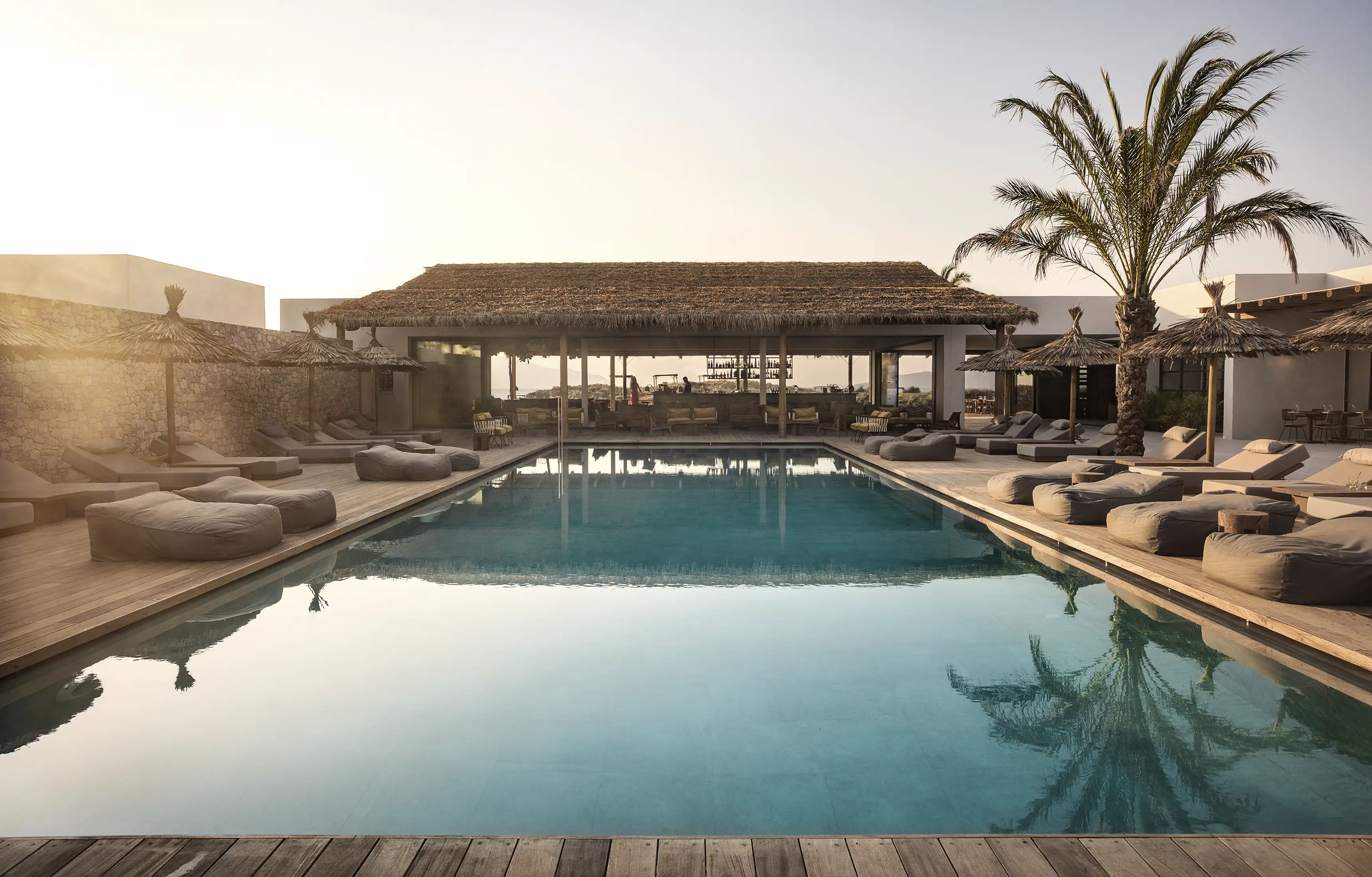 OKU Kos: the hotel that took its main building apart, and the plasterer who came from Leros